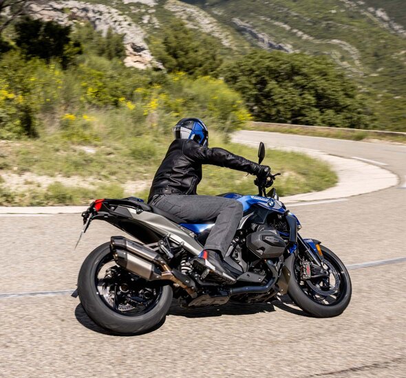 BMW_R_1300_R_Rijdend_Zijkant_Ekris_Header_Mobile