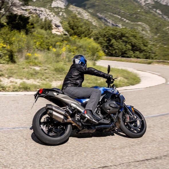 BMW_R_1300_R_Rijdend_Zijkant_Ekris_Header_Mobile