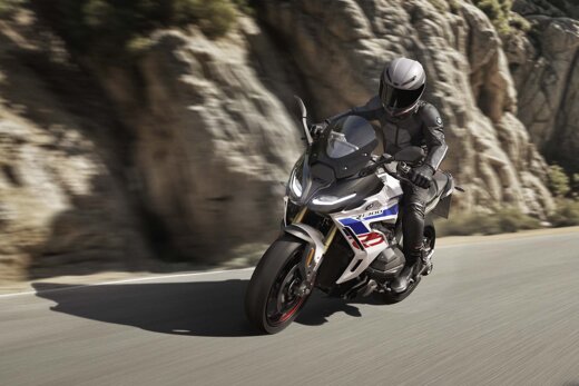 BMW_R_1300_RS_Wit_Voorkant_Rijdend_Header-Desktop_Ekris_V2