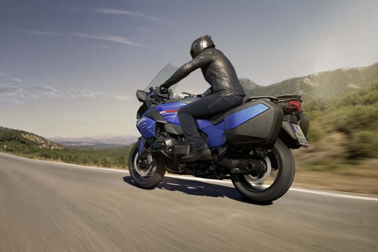 BMW_R_1300_RT_Blauw_Achterkant_Rijdend_Ekris