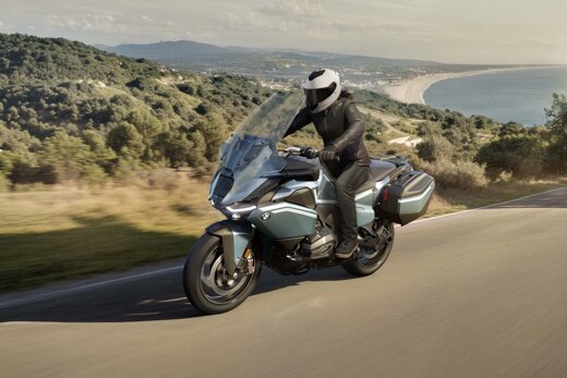 BMW_R_1300_RT_Rijdend_Zijkant_Bergweg_Water_Ekris_Header_Desktop