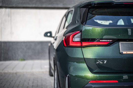 BMW_X1_18i_sDrive_Groen_Exterieur_Achterkant_Achterlicht_Ekris