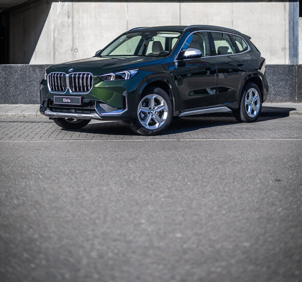 BMW_X1_18i_sDrive_Groen_Exterieur_Voorkant_Zijkant_Wielen_Mobiel_Ekris