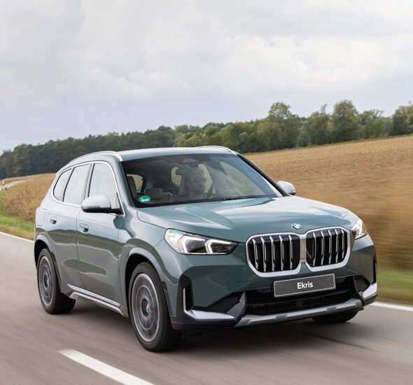 BMW-X1-Voorkant-Zijkant-Rijdend-mobiel