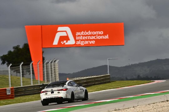 Maxime-Oosten-BMW-M4-GT4-Portimao-Testdagen-Achterkant
