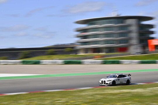 Maxime-Oosten-BMW-M4-GT4-Portimao-Testdagen-zijkant