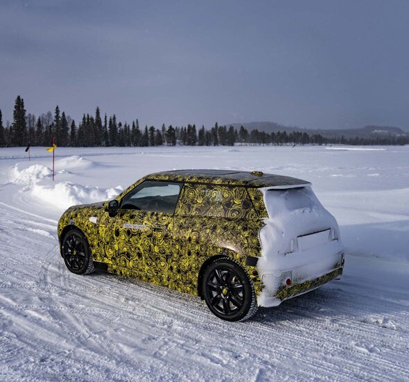 MINI-3-Deurs-Camouflage-zijkant-sneeuw-bevroren-meer-mobiel