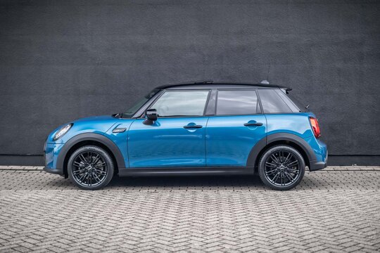 mini-5-deurs-blauw-zijkant-zwarte-muur-Keram
