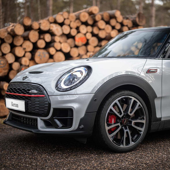 mini-clubman-grijs-voorkant-banden-mobiel-Keram