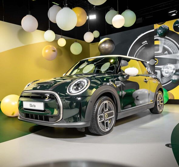 MINI-Electric-Resolute-Edition-groen-voorkant-zijkant-studio-mobiel