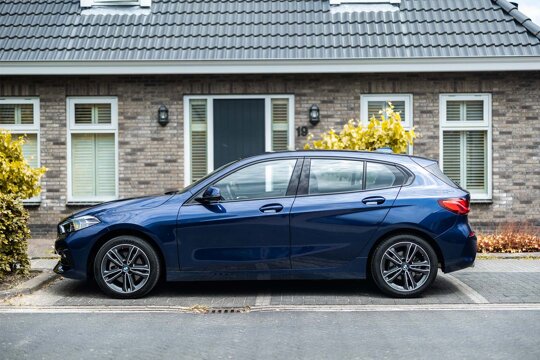 BMW-1-Serie-Blauw-Zijkant-woonwijk