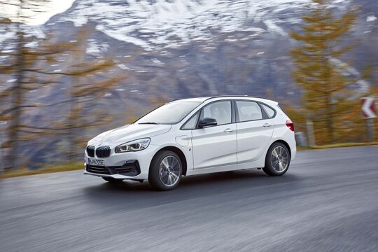 BMW-2-Serie-Active-Tourer-Wit-zijkant-rijdend-bergweg
