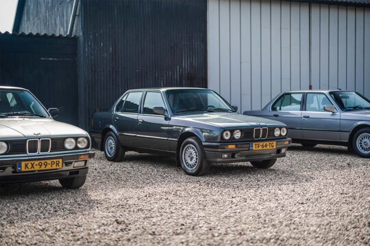 BMW-3-Serie-Sedan-E30-blauw-zijkant-voorkant