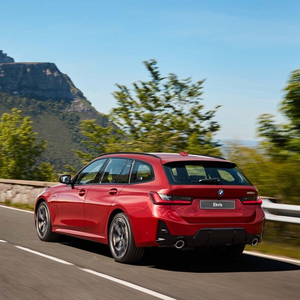 BMW-3-Serie-Touring-Rood-achterkant-rijdend-bergweg-header-mobile-ekris