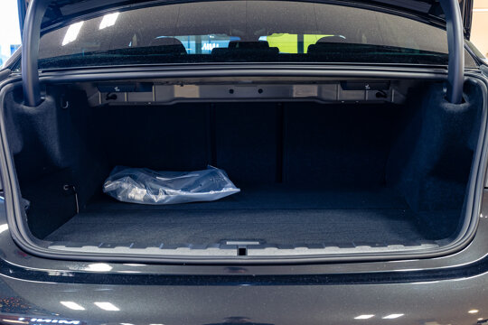 BMW 330e Sedan-15