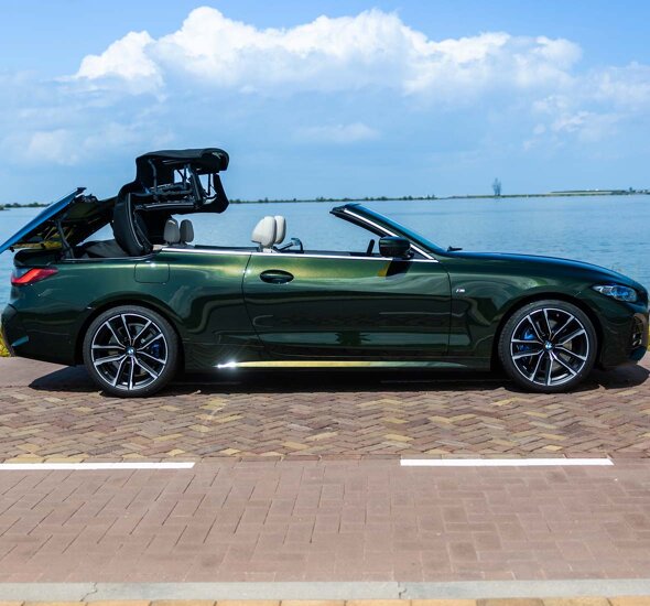 BMW-4-Serie-Cabrio-Groen-zijkant-water-dak-open-mobiel