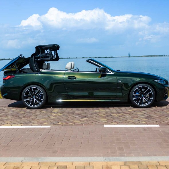 BMW-4-Serie-Cabrio-Groen-zijkant-water-dak-open-mobiel