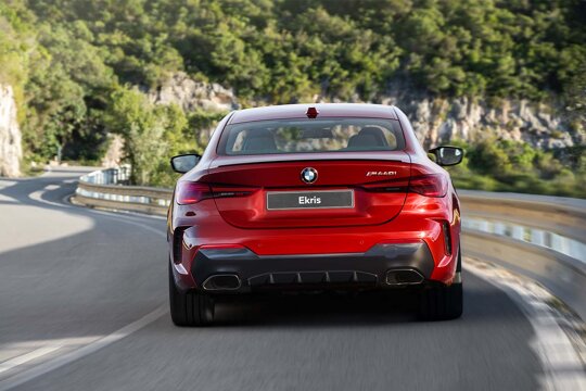 BMW-4-Serie-Coupé-Rood-Achterkant-Ekris-Rijdend-Bergweg