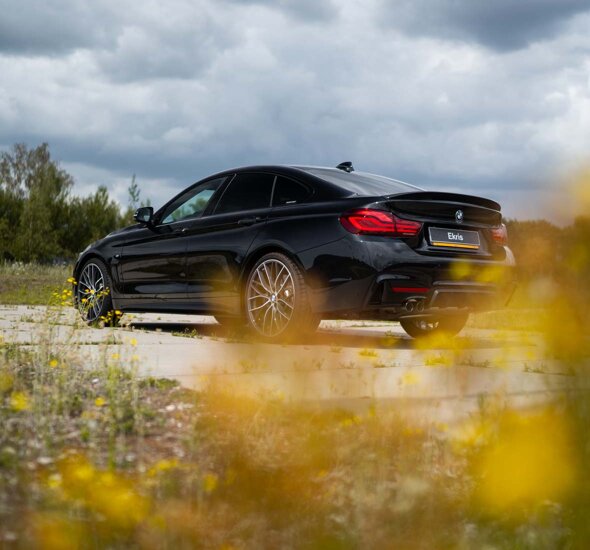 BMW-4-Serie-Gran-Coupé-M-Performance-Parts-zwart-zijkant-achterkant-mobiel