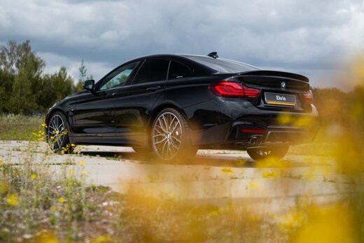 BMW-4-Serie-Gran-Coupé-M-Performance-Parts-zwart-zijkant-achterkant-mobiel
