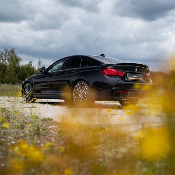 BMW-4-Serie-Gran-Coupé-M-Performance-Parts-zwart-zijkant-achterkant-mobiel