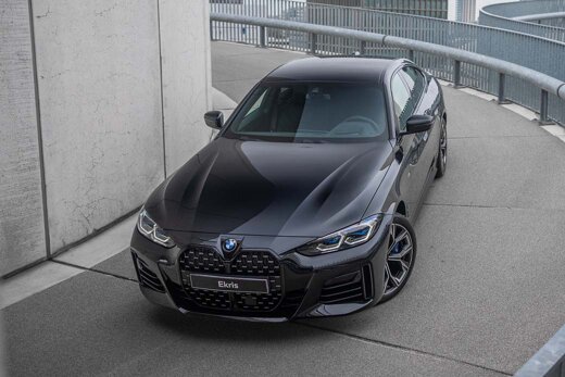 BMW-4-Serie-Gran-Coupé-zwart-voorkant-bovenkant-parkeergarage-bocht