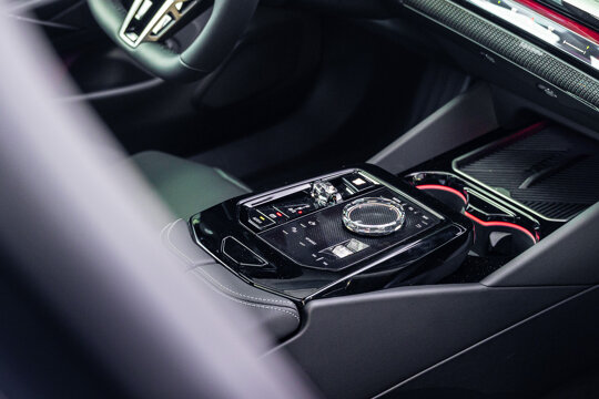 BMW 5 Serie Touring 550e xDrive-21