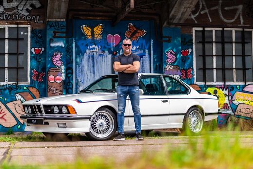 BMW-e24-m635csi-wit-m-striping-graffitiwand-eigenaar