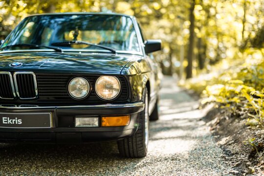 BMW-E28-Zwart-voorkant-koplamp-close-up