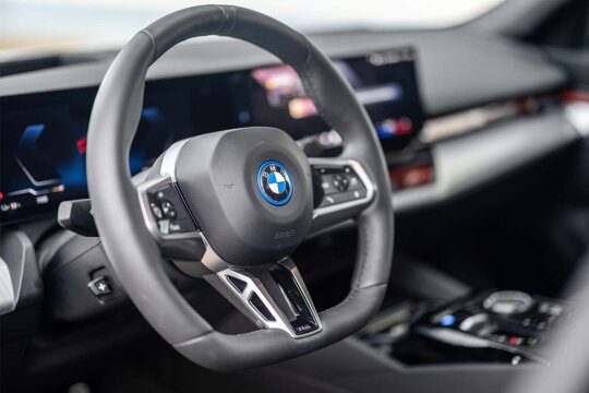 BMW-i5-Interieur-Cockpit-Stuur-Ekris