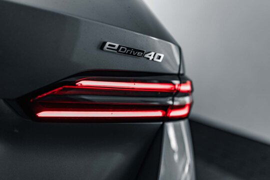 BMW-i5-Touring-Grijs-Achterkant-Achterlicht-Typeaanduiding-Ekris
