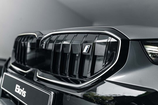 BMW-i5-Touring-Grijs-voorkant-grille-close-up-ekris