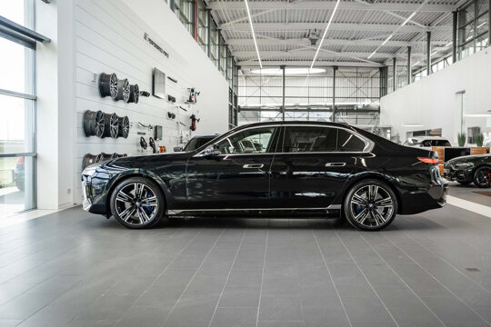 bmw-i7-blauw-zijkant
