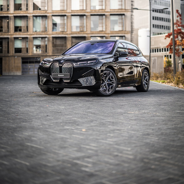 BMW_iX_Exterieur_Voorkant_Zeikant_Keram_1180x1180