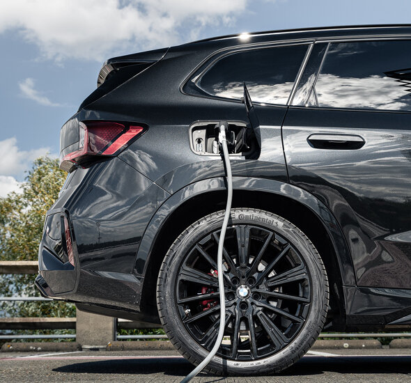 BMW iX-zijkant-lader-header-mobiel