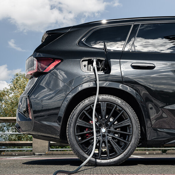 BMW iX-zijkant-lader-header-mobiel