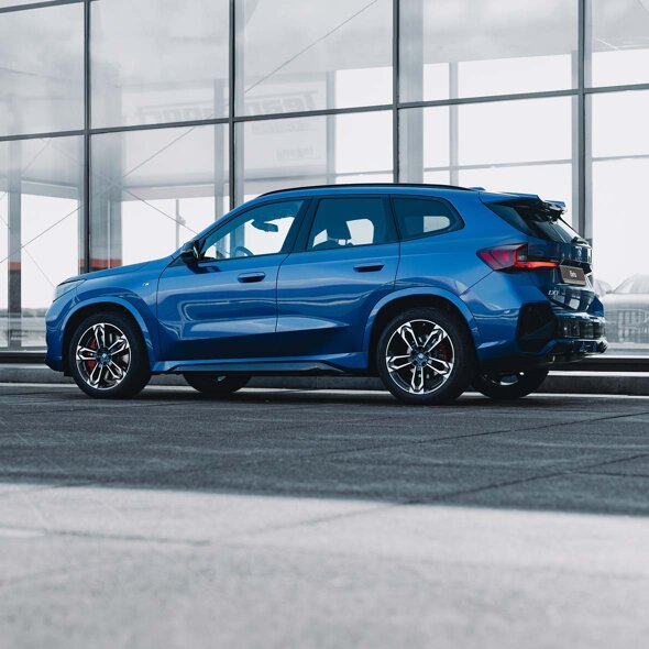 BMW-iX1-Blauw-Zijkant-Achterkant-Glas-Ekris-Header-Mobile