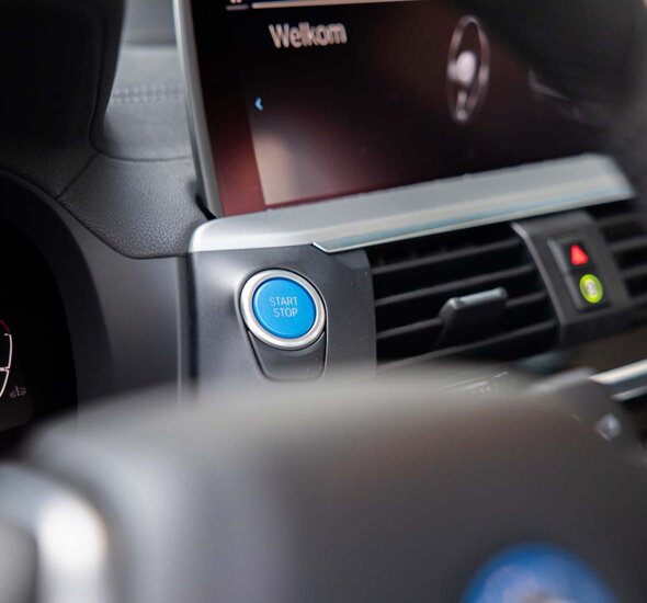 BMW-iX3-interieur-startknop-blauw-mobiel