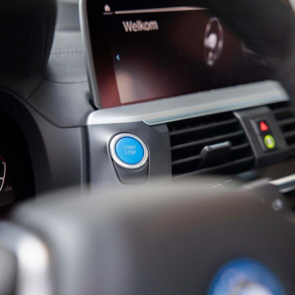 BMW-iX3-interieur-startknop-blauw-mobiel