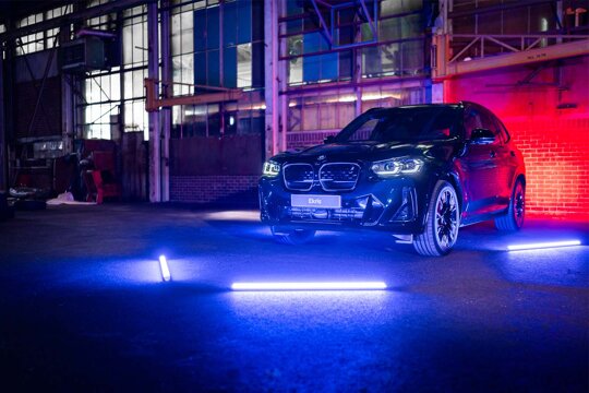 BMW-iX3-voorkant-Hal-Licht