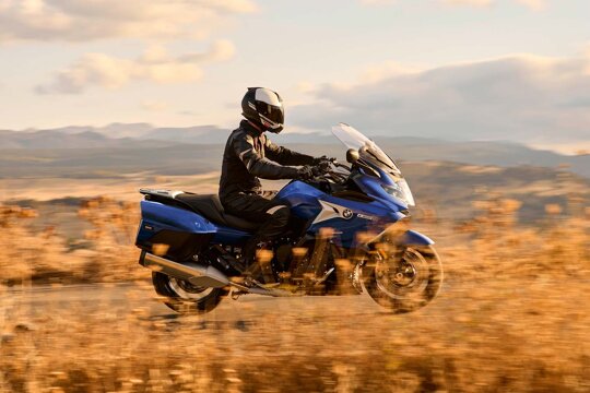 BMW_K_1600_GT_Blauw_Zijkant_Rijdend_Ekris