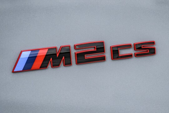 BMW_M2_CS_Grijs_Achterkant_Logo_Rood_Omlijning_Ekris