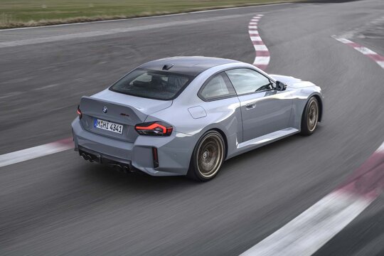 BMW_M2_CS_Grijs_Achterkant_Zijkant-Rijdend_Ekris