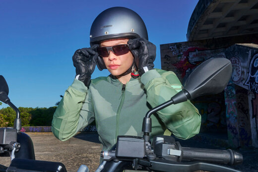 bmw-motorrad-connected-ride-smarglasses-vrouw-slider