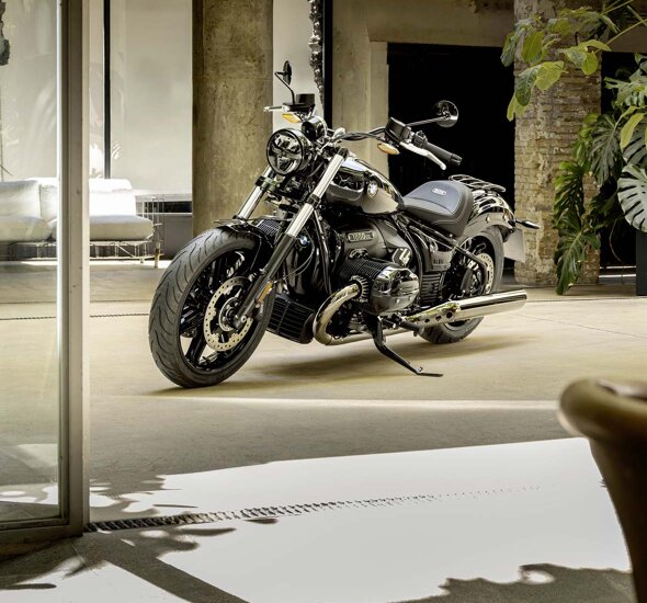 BMW_R18_Zwart_Voorkant_Zijkant_Binnentuin_Header_Mobile_Ekris