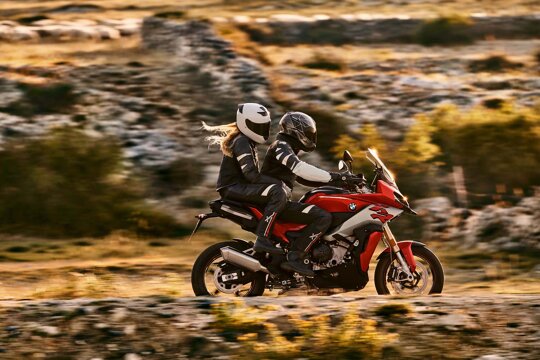 BMW-S-1000-XR-Rood-Grijs-Zijkant-rijdend-passagier