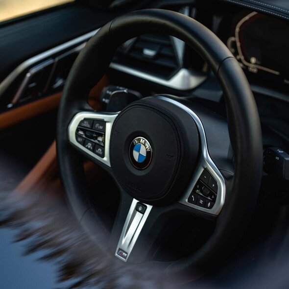 BMW-Stuur-close-up-logo-mobiel