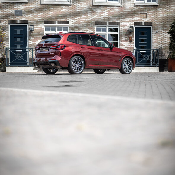 BMW_X3_30e_Rood_Exterieur_Achterkant_Zijkant_Mobiel_Keram