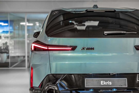 BMW-XM-Blauw-Achterkant-Typeaanduiding
