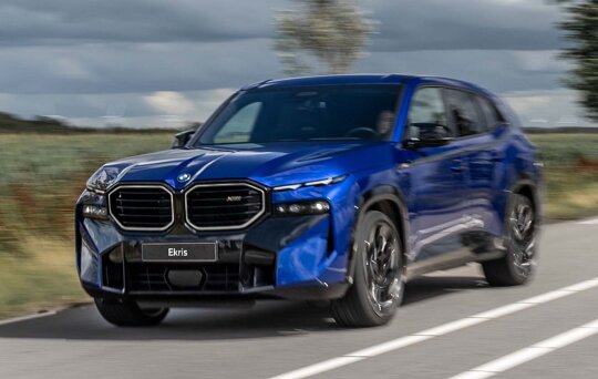 BMW-XM-Blauw-Voorkant-Rijdend-Thumb-Performance-Mobile